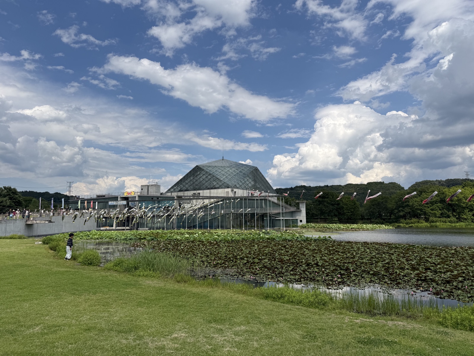なかがわ水遊園のおもしろ魚館外観