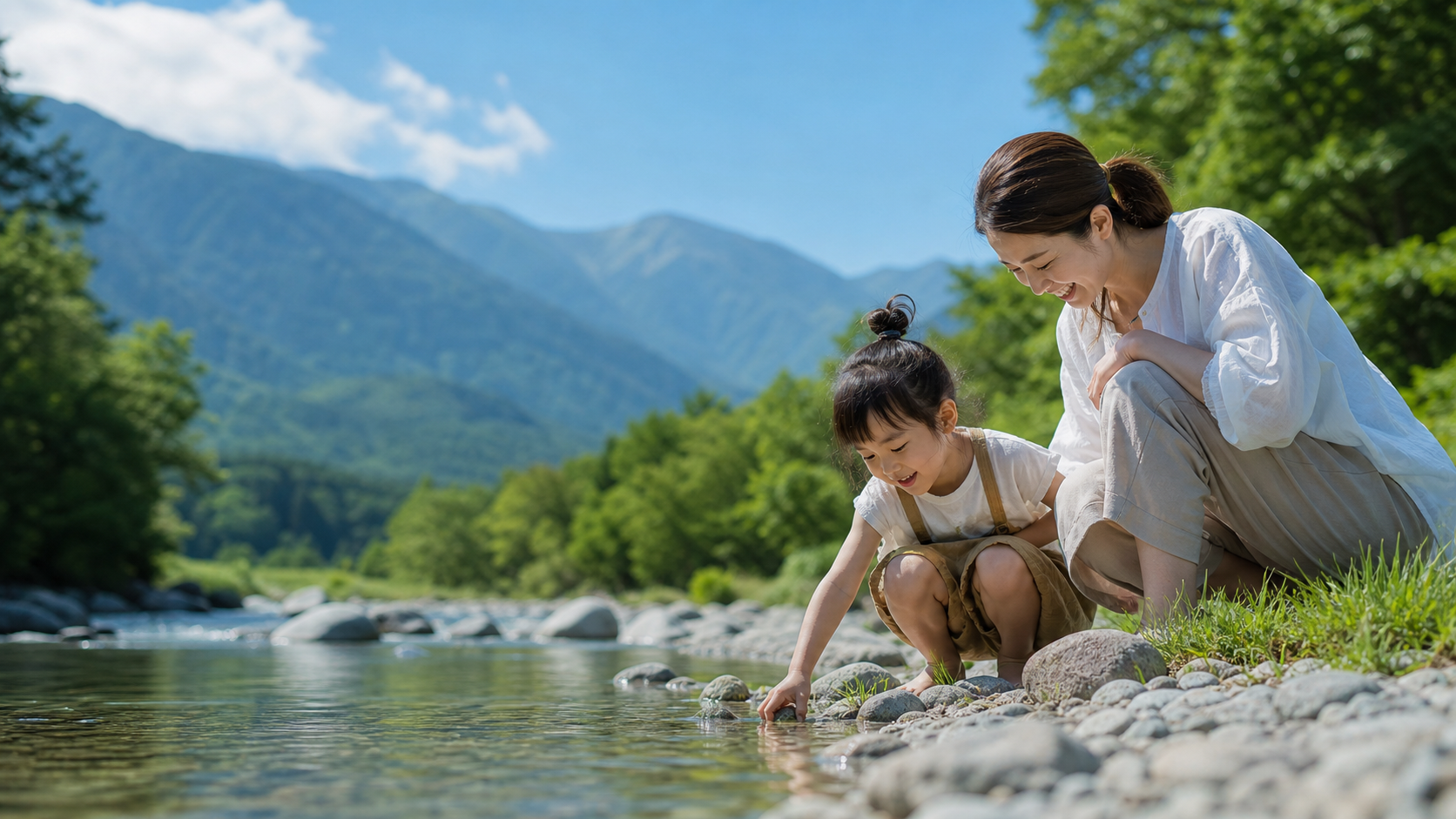 栃木の夏の川辺で遊ぶ親子