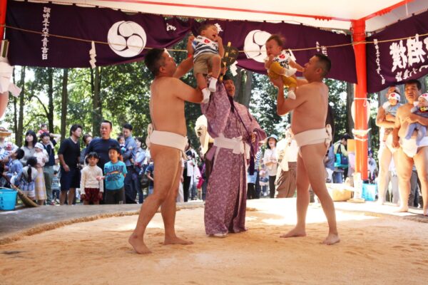 生子神社の泣き相撲